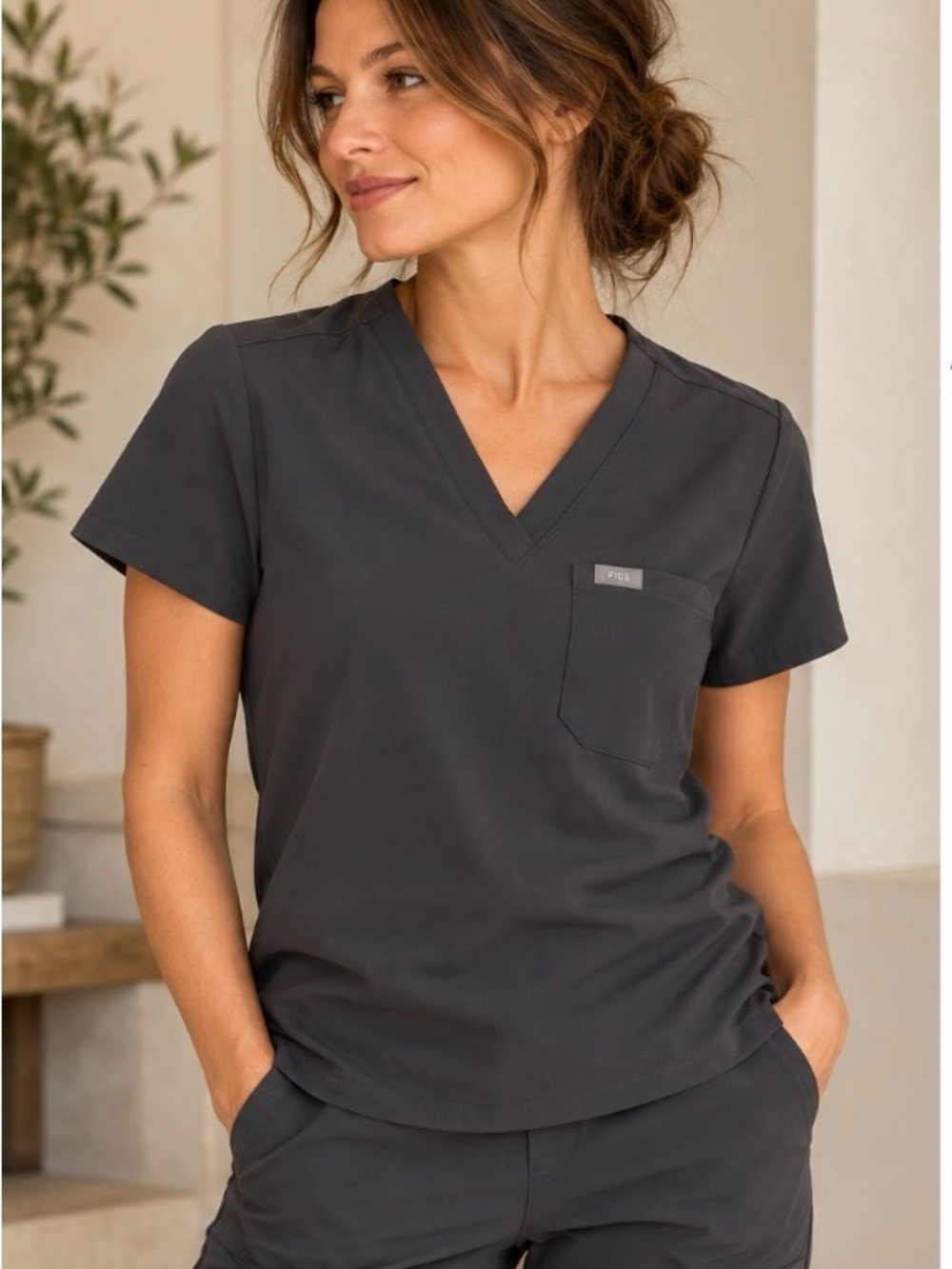 FIGS Women’s graphite gray V-Neck Scrub Top L